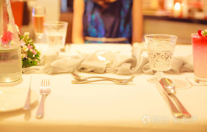 浪漫的豪华午餐或餐桌, 约会与妻子或女朋友, 周年惊喜膳食与模糊的