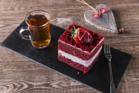 红色天鹅绒蛋糕与白色糖霜饰以草莓靠得很近