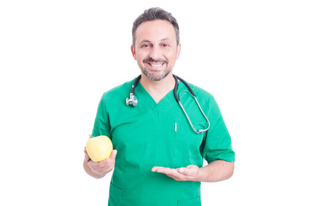 提供一个苹果的微笑男医生的肖像