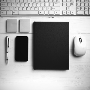 计算机和棕色笔记本与用品黑色和白色