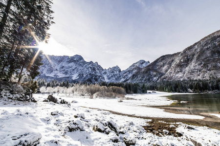 第一场雪在山下湖