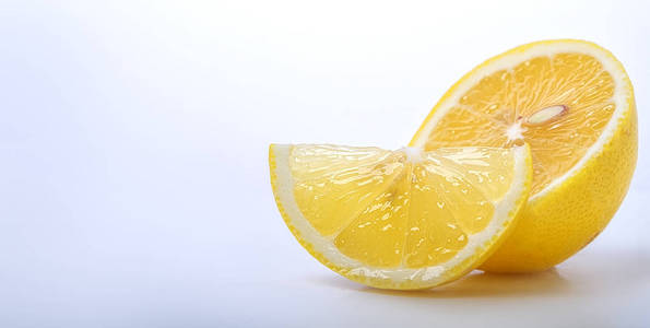 孤立与剪切路径在白色背景上的柠檬
