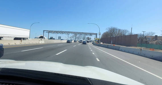 在纽约市穿越 Throgs 颈桥前, 通过无现金收费传感器的视点驱动前视图