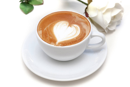 心形状的拿铁咖啡艺术与白玫瑰板上杯咖啡