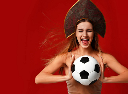 Ruusian 风格风扇体育女子球员在 kokoshnik 举行足球庆祝快乐笑笑