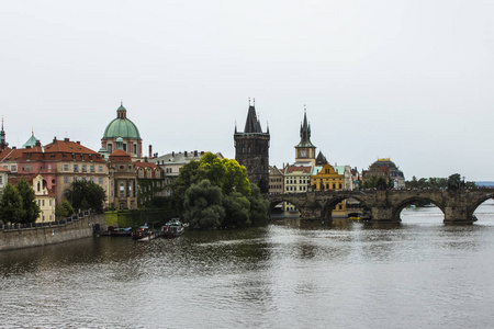 查尔斯桥的看法在布拉格。捷克共和国