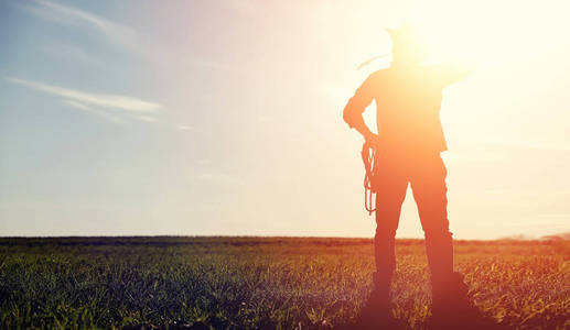 一个男人的牛仔帽和 loso 的田野。美国农民在一个 f