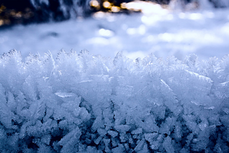宏纹理冰或雪在冬天的篱笆