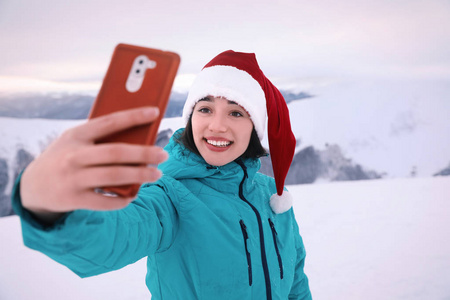 幸福的女人以自拍照