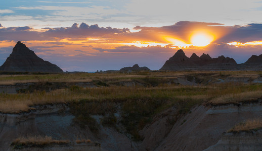 美丽的日落荒地国家公园南达科塔