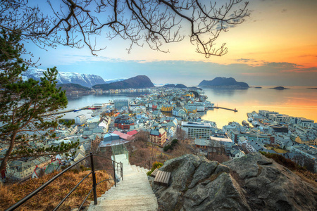 美丽的奥勒松镇在挪威日落图片