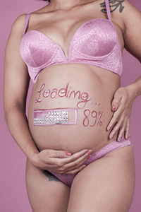 美丽的孕妇彩绘的肚皮垂直图片