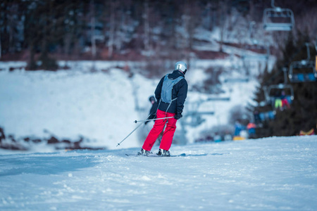 男子在防护头盔滑雪