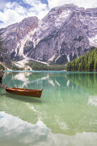 Braies 湖在白云岩, 意大利