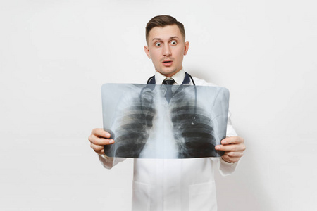 困惑聚焦医生人与 X 射线肺, fluorography, 伦被隔绝在白色背景。男性医生在医疗制服, 听诊器。医护人员, 医学理