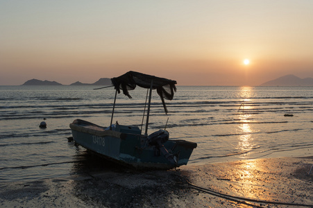 在海滩上船