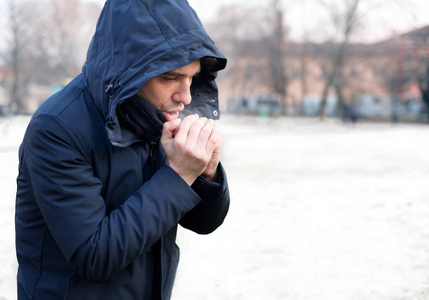 穿暖和衣服的人在下雪的天气