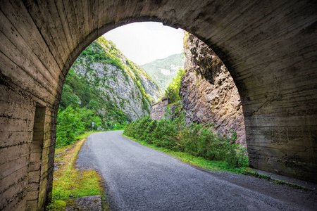 在去湖里扎，阿布哈兹的路上隧道