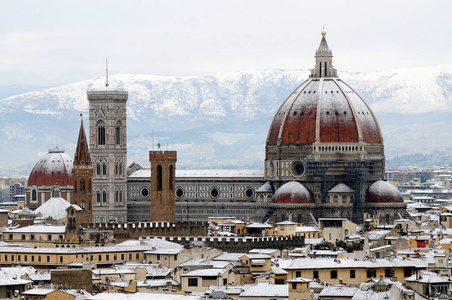 大教堂圣母百花 Duomo 和冬天与雪弗洛伦斯，托斯卡纳，意大利的壁画钟塔 钟楼