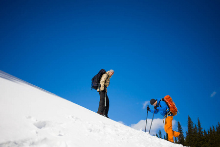 登山者在雪坡上