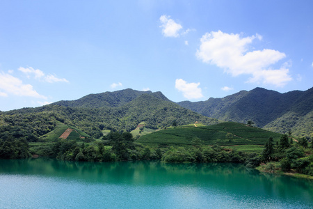 清澈的湖水四面环山