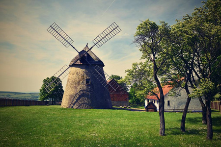古老的风车捷克共和国欧洲。美丽老传统轧机有花园的房子。Kuzelov南摩拉维亚