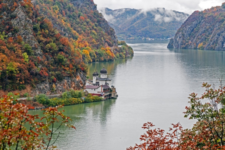 在多瑙河三峡的秋天图片