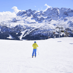 滑雪斜坡与滑雪者在阿尔卑斯