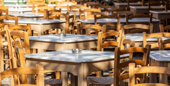 雅典, 希腊。希腊酒馆空桌和椅子在普拉卡