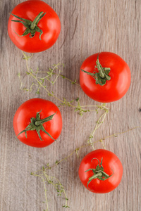 新鲜红番茄配绿色干