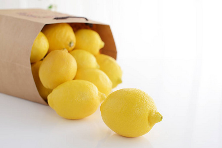 纸袋中的新鲜柠檬