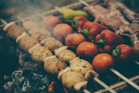 肉和蔬菜烤上煤