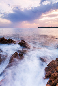 美丽的海景，附近杜布罗夫尼克市在日落时的亚德里亚海