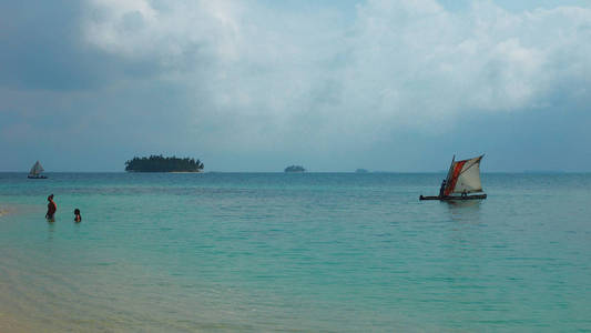小帆船航行靠近海滩的 Aguja 岛，Las perlas  巴拿马