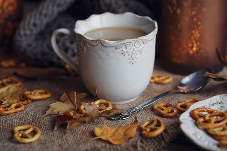 秋天的树叶，热杯热气腾腾的咖啡和一个温暖的围巾
