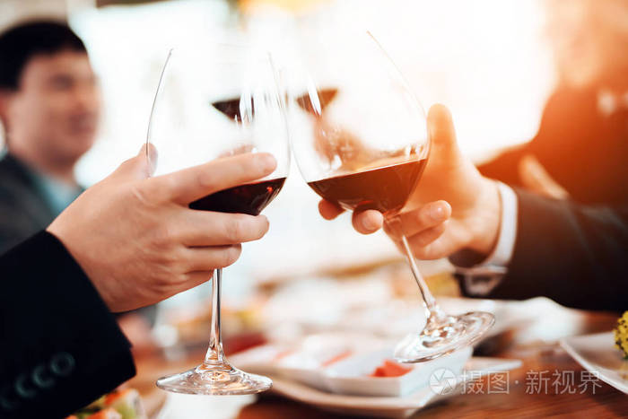 在会见中国商人时, 男士与酒杯举杯祝酒