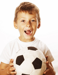 玩足球球上白抓了附近孤立的小可爱男孩