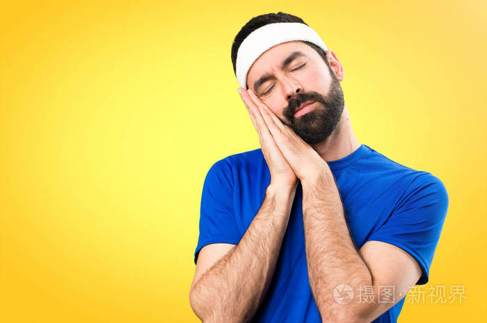 滑稽的运动员在多彩的背景上做睡眠手势