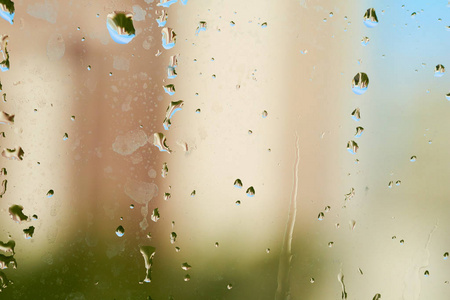 雨后水滴在玻璃上