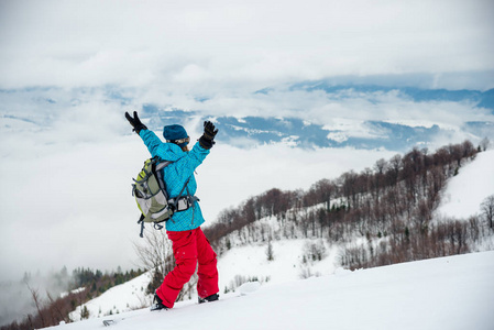 年轻的女子在滑雪板