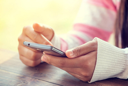 使用智能手机的女人插画