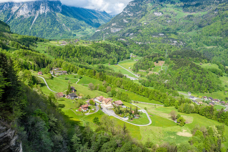 在阿尔卑斯山的瑞士村庄