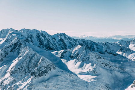 奥地利 mayrhofen 区雄伟壮观的雪山山峰