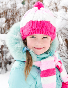 微笑的小女孩，在冬天的肖像