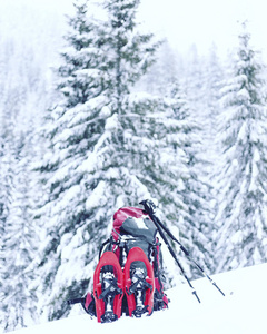 冬季徒步旅行。在山里徒步旅行带着背包和帐篷雪的冬天