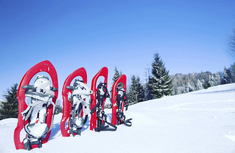 冬季徒步旅行。在山里徒步旅行带着背包和帐篷雪的冬天