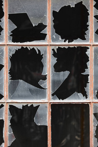 损伤与破碎的玻璃和黑暗的背景窗口