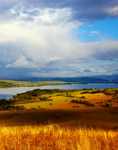 美丽的风景 绿色和黄色的草甸和湖与山在背景中。斯洛伐克中, 欧