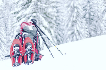 冬季徒步旅行。在山里徒步旅行带着背包和帐篷雪的冬天