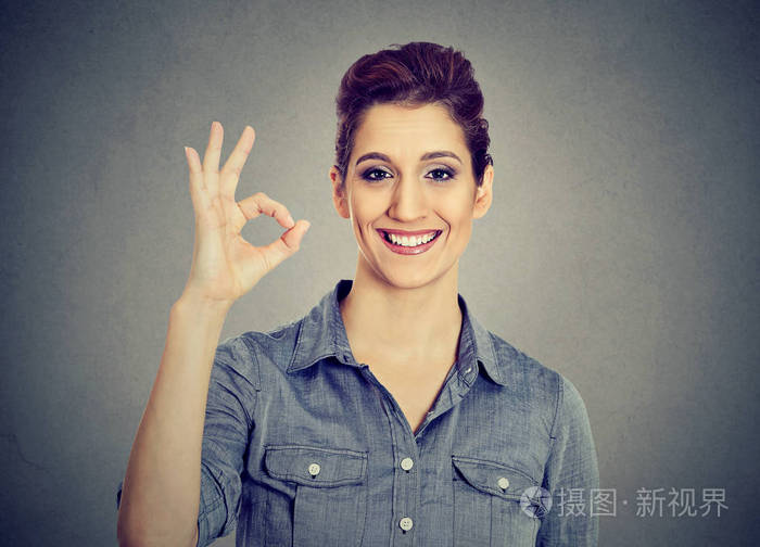 年轻女子手势 ok 的手势